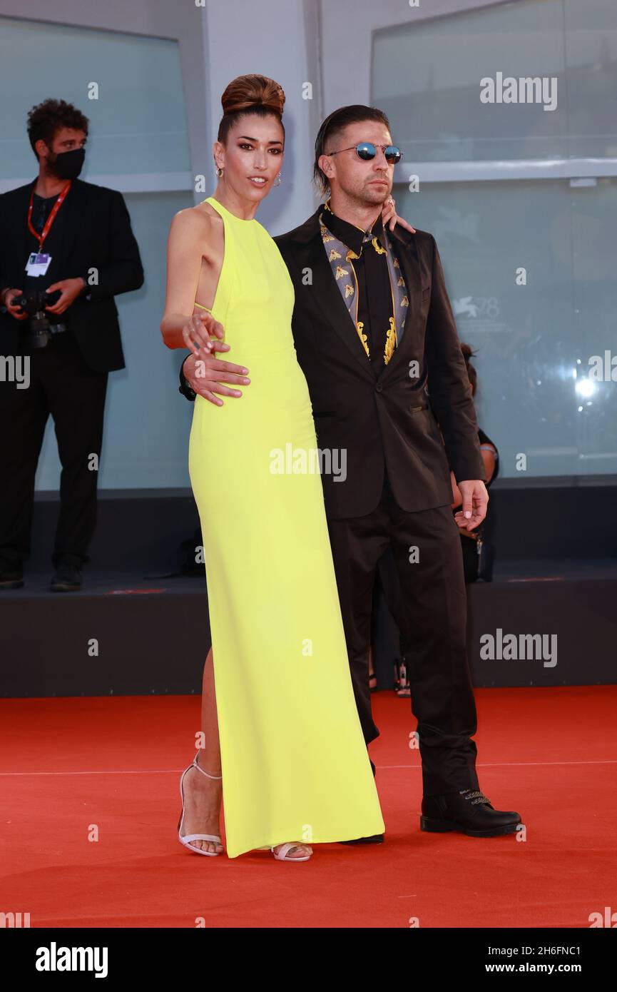 VENEZIA, ITALIA - SETTEMBRE 05: Nina Zilli e Daniele Lazzarin sono in attesa del tappeto rosso del 'Film Award' durante il 78° Festival del Cinema di Venezia Foto Stock