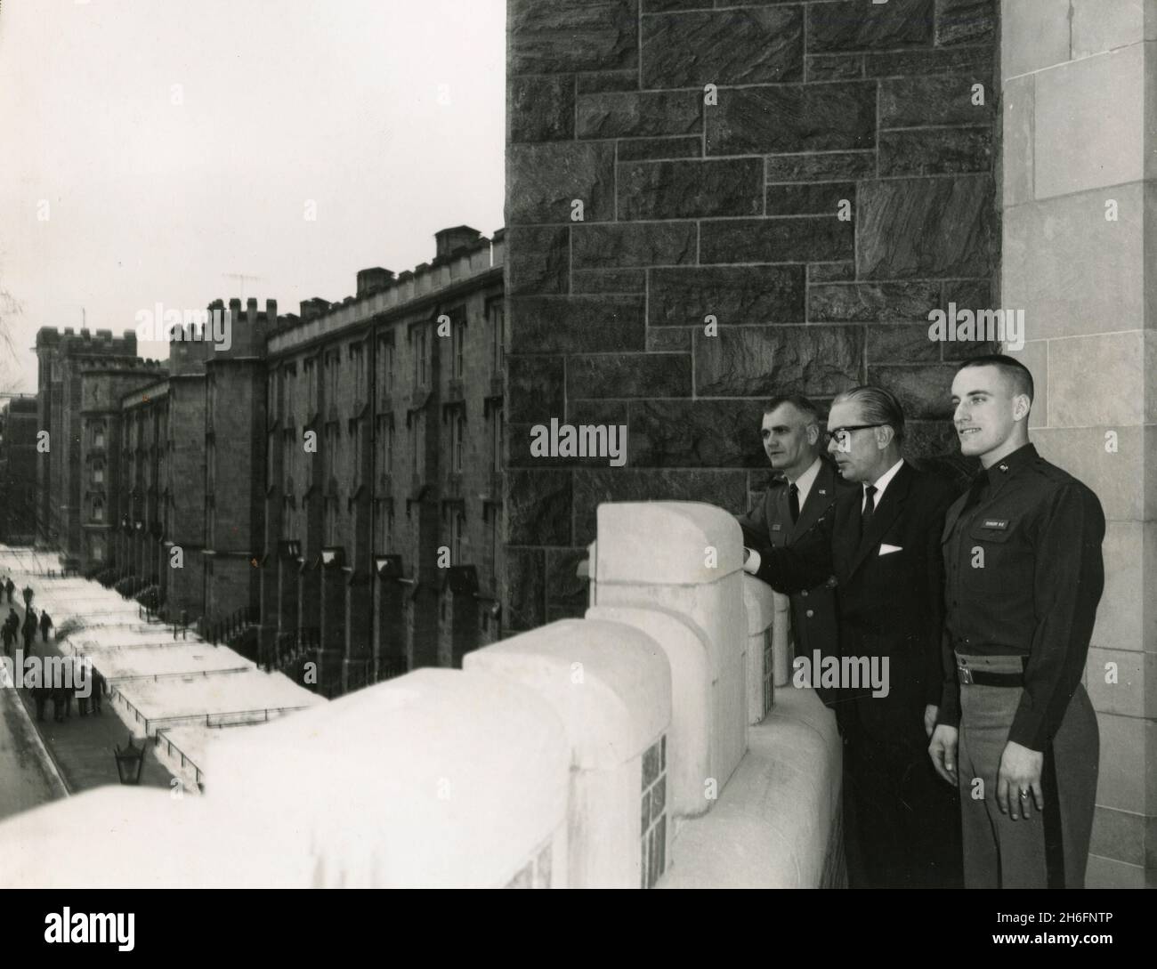 Ministro tedesco della Difesa Kai-Uwe von Hassel (centro), generale maggiore W.C. Westmoreland, e il cadetto Richard Eckert, West Point Academy, Washington, USA 1963 Foto Stock