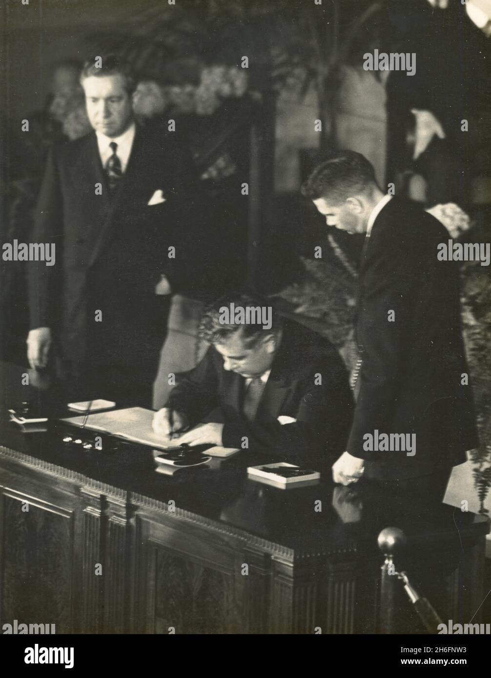 Bjarni Benediktsson, Ministro degli Affari Esteri islandese che firma il Trattato Nord Atlantico all'Auditorium dipartimentale di Washington, DC, USA 1949 Foto Stock