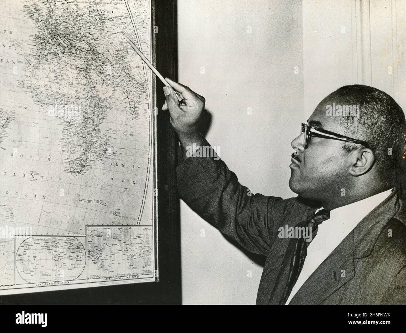 Andrew Hatcher, associato segretario stampa della Casa Bianca punta ad una mappa dell'Asia centrale dove è stato rotto il moritorio di prova nucleare sovietico, USA 1961 Foto Stock