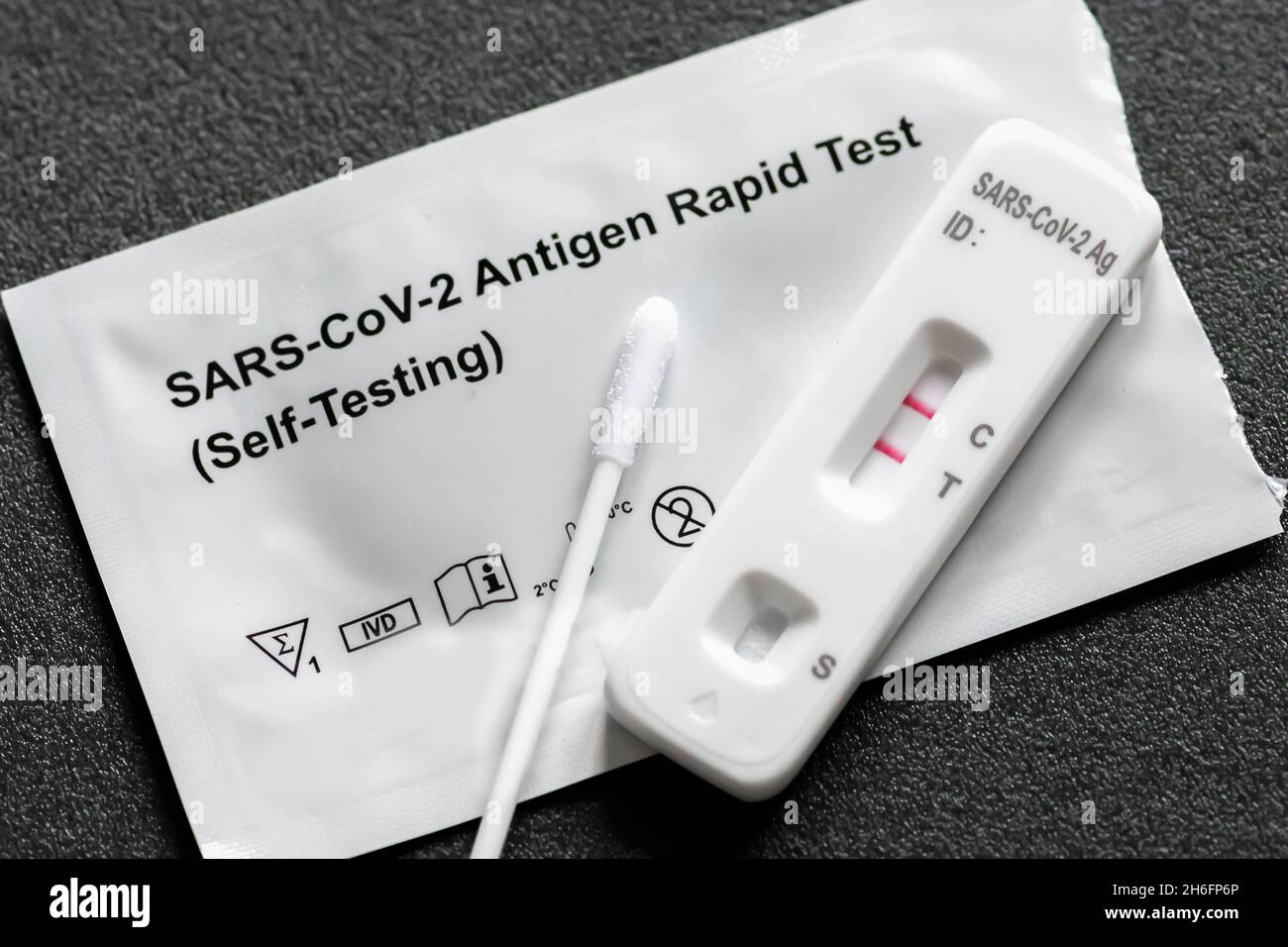 Kit per test antigene positivo Covid-19 per test autodiagnostico, test rapido dell'antigene coronavirus in una fase, tampone saliva, 1 scatola per test, close up Foto Stock