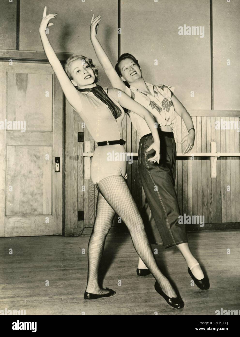Cantante jazz americano e attrice cinematografica Monica Lewis con istruttore di danza Jeanette Eates, USA 1951 Foto Stock
