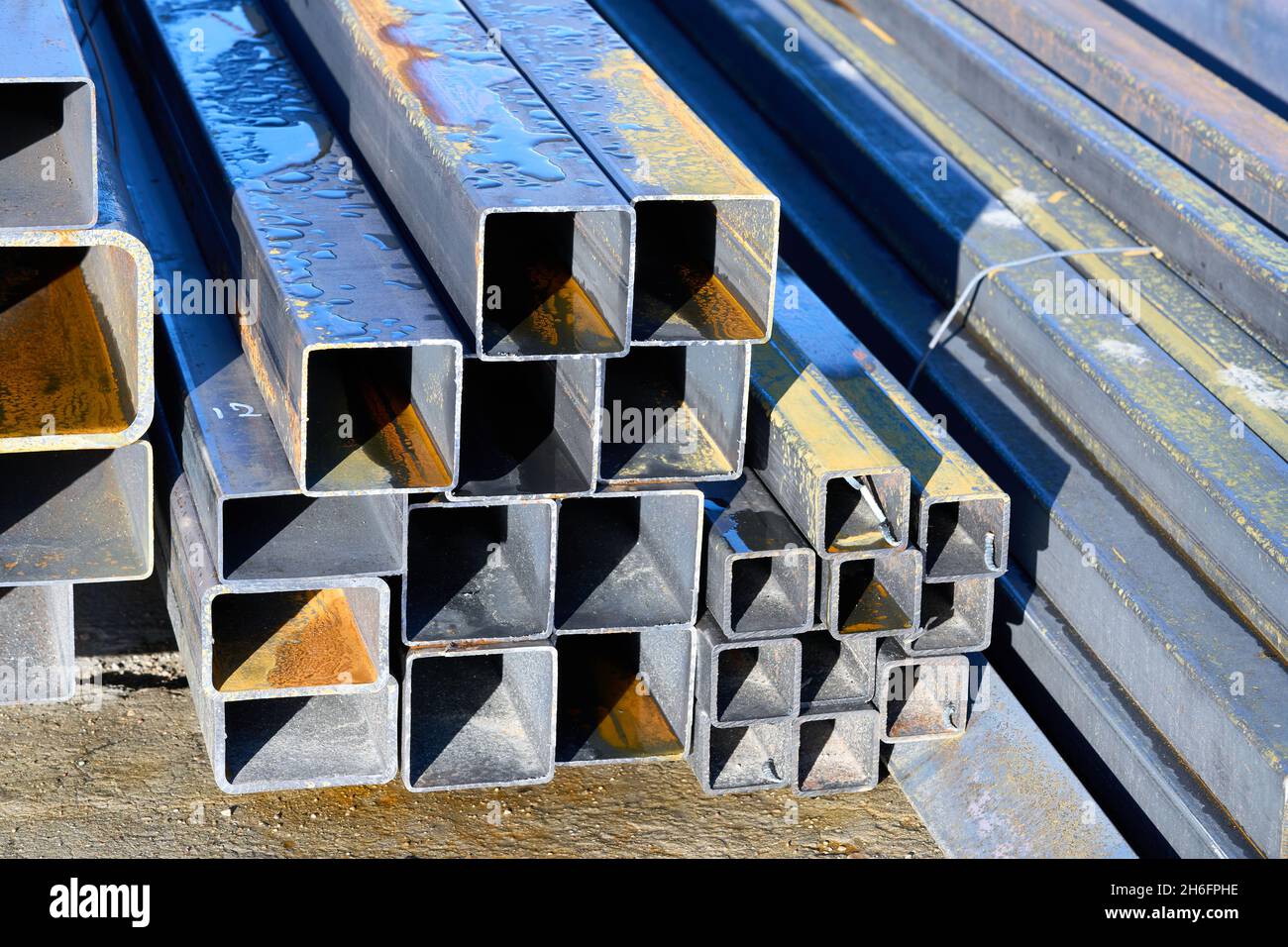 Una confezione di tubi rettangolari in metallo all'aperto. Foto di alta qualità Foto Stock