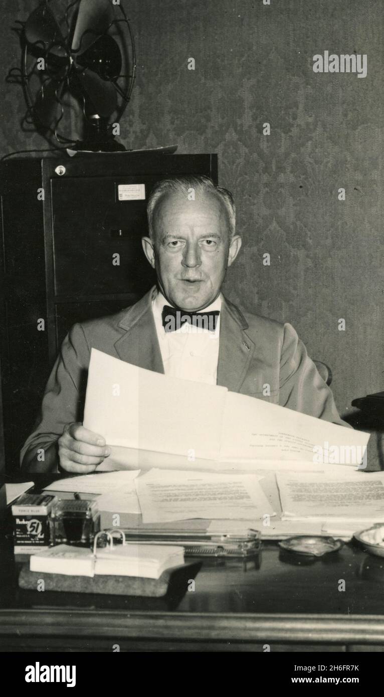 Lo scienziato ed educatore americano Dr. Detlev W. Bronk, presidente della John Hopkins University, nel suo ufficio, USA 1949 Foto Stock