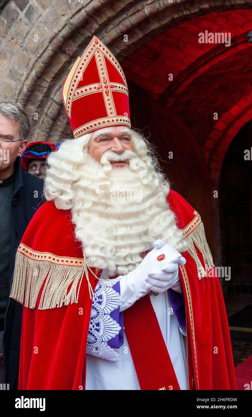 ENSCHEDE, PAESI BASSI - 13 NOVEMBRE 2021: L'olandese Babbo Natale chiamato 'Sinterklaas' sta arrivando in città. Foto Stock