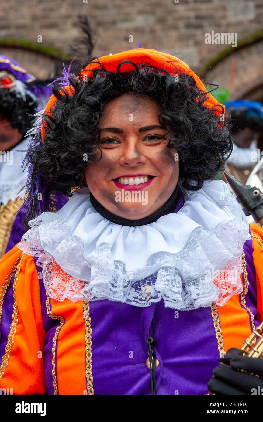 ENSCHEDE, PAESI BASSI - 13 NOVEMBRE 2021: Black Pete è la mano d'aiuto dei Sinterklaas olandesi. Oggi non è più completamente nero. Foto Stock