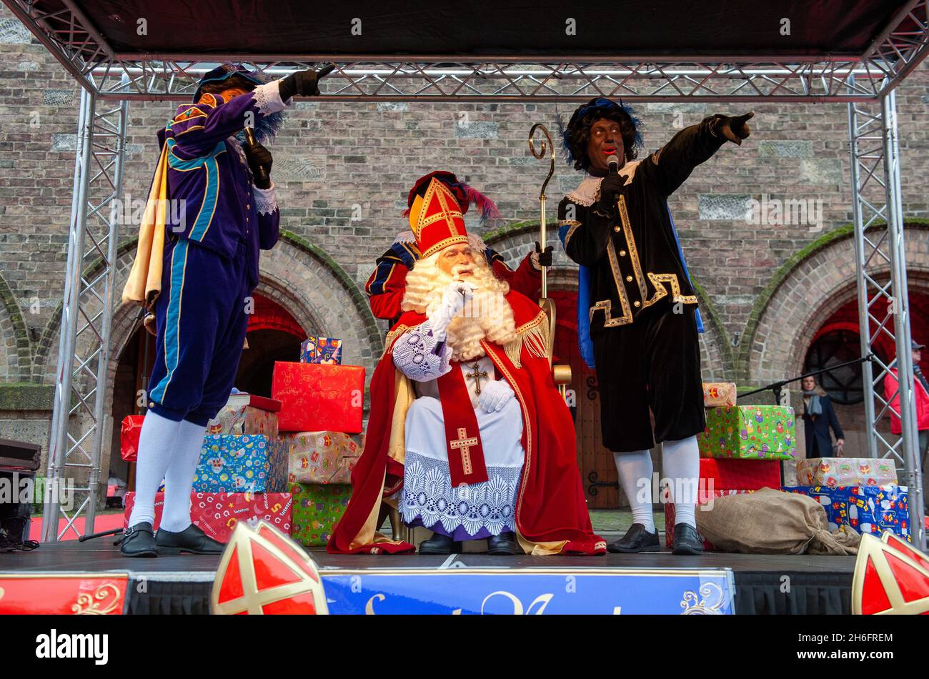 ENSCHEDE, PAESI BASSI - 13 NOVEMBRE 2021: L'olandese Babbo Natale chiamato 'Sinterklaas' sta arrivando in città. Quest'anno è seduto su una sedia di fronte Foto Stock