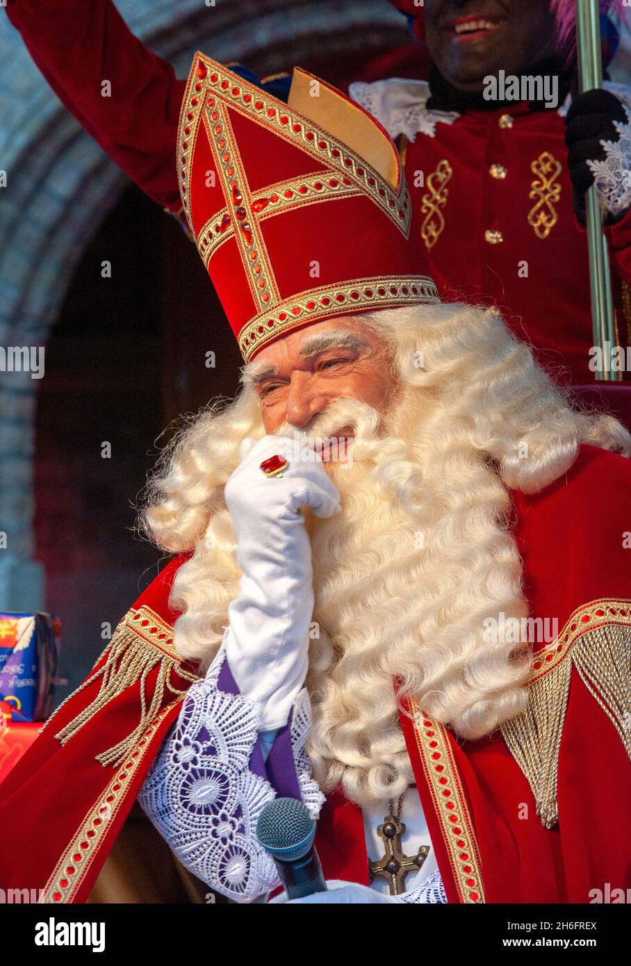 ENSCHEDE, PAESI BASSI - 13 NOVEMBRE 2021: Ritratto del babbo Natale olandese chiamato 'Sinterklaas' mentre arriva in città. Foto Stock