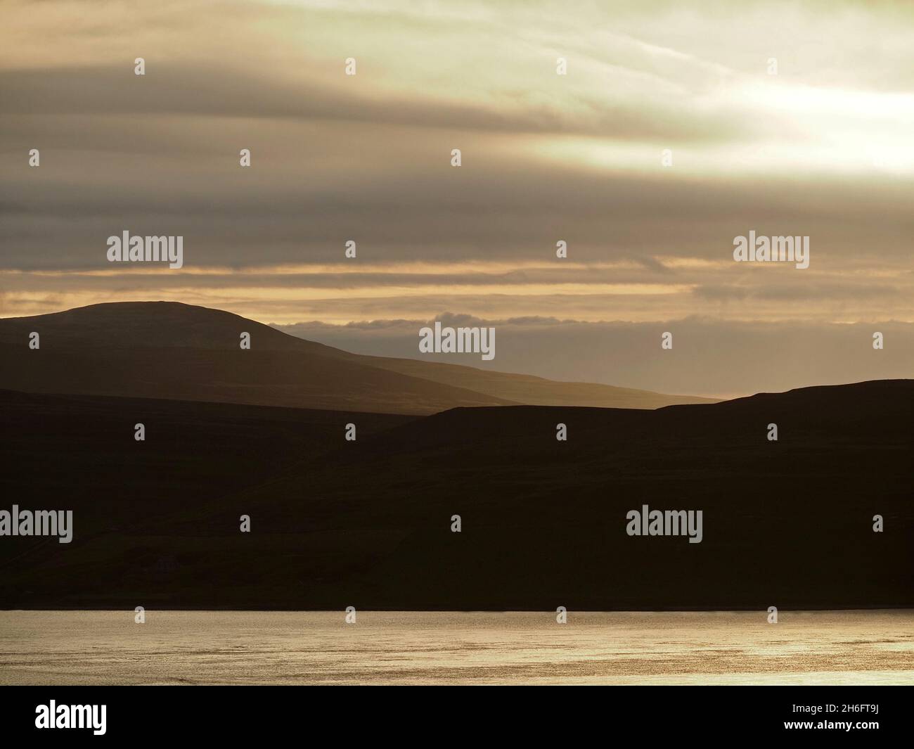 Spettacolare immagine paesaggistica del mare d'argento e delle colline ondulate lungo la costa di Mainland, Orkney, Scozia, Regno Unito Foto Stock