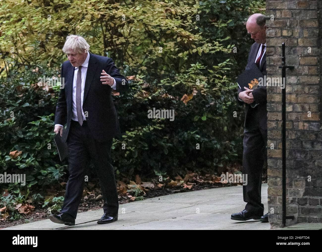 Westminster, Londra, Regno Unito. 15 Nov 2021. Il primo ministro britannico Boris Johnson lascia un briefing stampa con Chris Whitty e Patrick Vallance, e poco dopo esce 10 Downing Street per essere guidato al Parlamento. Credit: Imagplotter/Alamy Live News Foto Stock