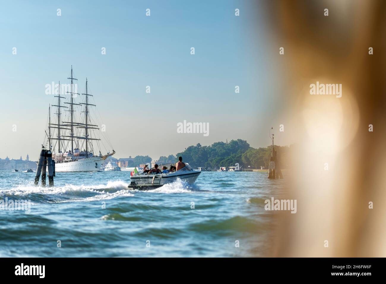 Due barche si incrociano nella Laguna di Venezia Foto Stock