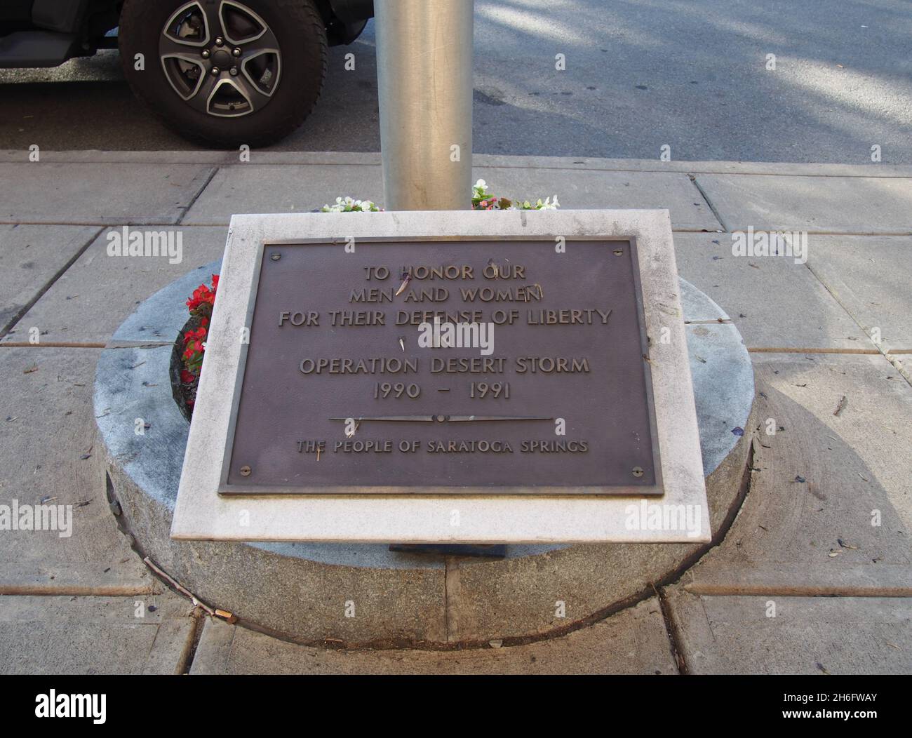 Placard di bronzo in onore dei veterani della American Desert Storm montati sulla piantatrice di marciapiede lungo Broadway a Saratoga Springs, New York, USA, 2021 © Katharine Foto Stock