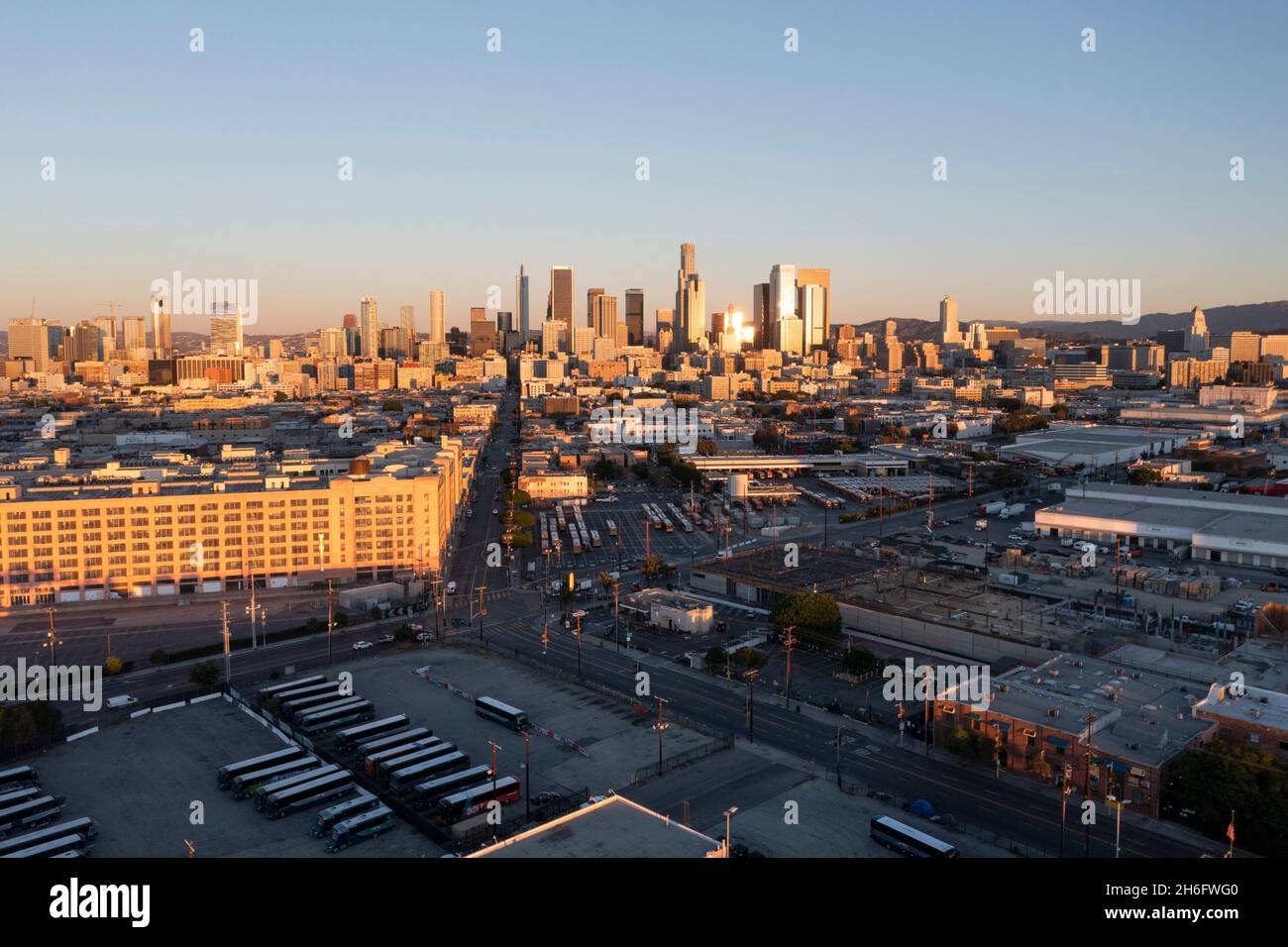 Downtown Los Angeles Skyline dall'aeroporto di Alameda Street Foto Stock