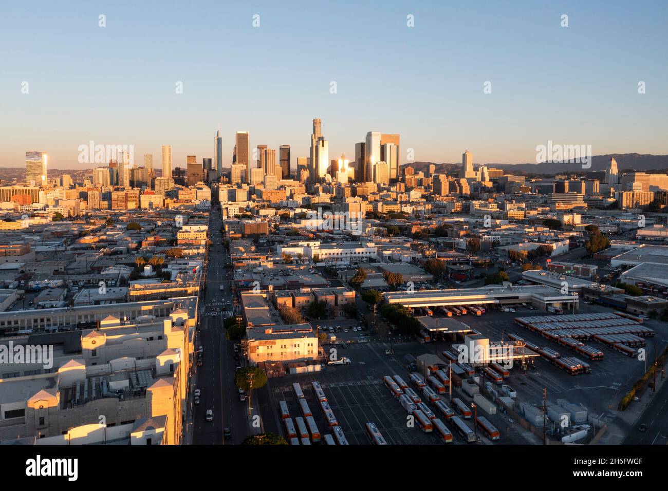 Vista aerea che si affaccia su 7th Street verso il centro di Los Angeles Foto Stock