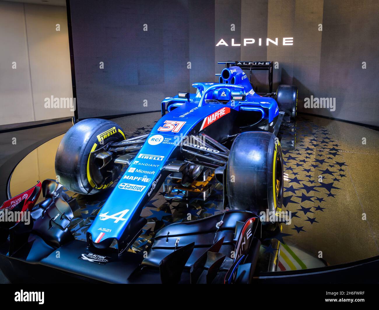 La vettura da corsa Alpine A521, in competizione nel Campionato del mondo FIA di Formula uno (F1) 2021, esposta nello showroom Atelier Renault di Parigi, Francia. Foto Stock