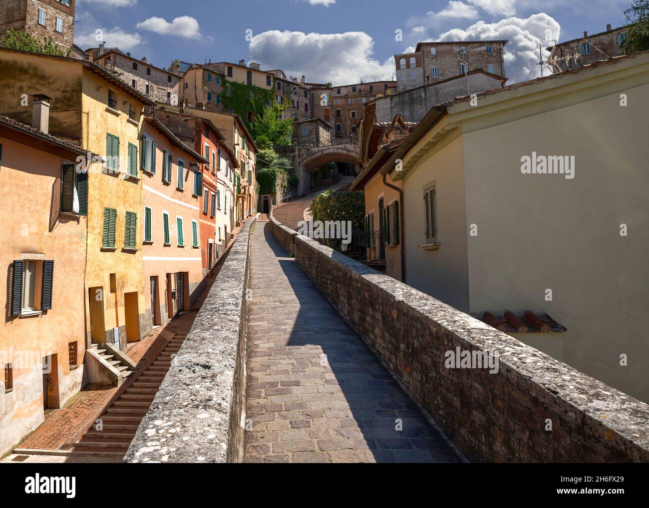 Perugia, Umbria, Italia. Agosto 2021. Splendida vista nel centro storico: L'antico acquedotto è un magnifico lungomare dominato dal colorato h Foto Stock