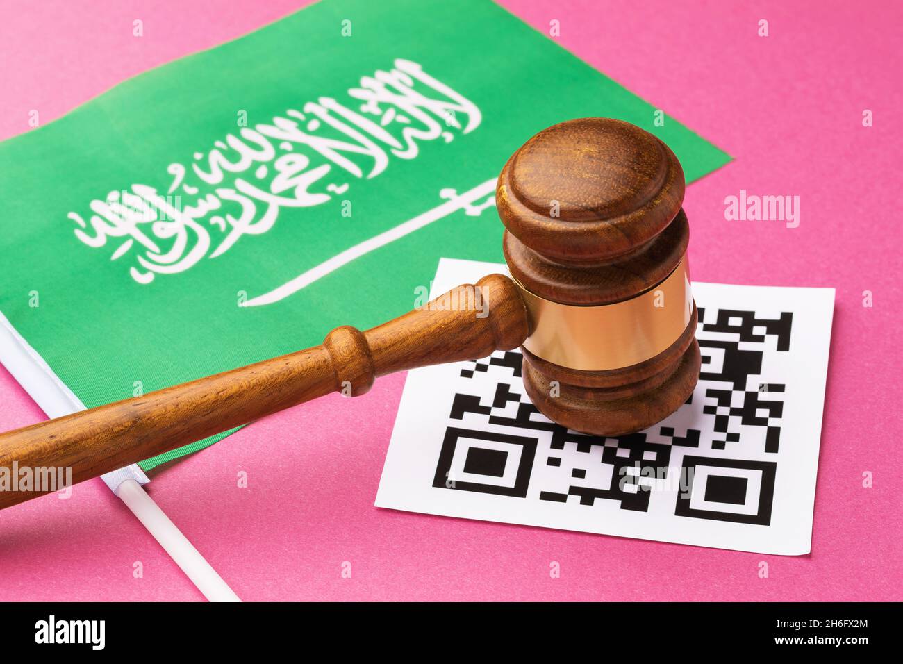 Giudice gavel, scheda del codice a barre e bandiera dell'Arabia Saudita, concetto di punizione amministrativa per violazione del regime utilizzando codici QR Foto Stock