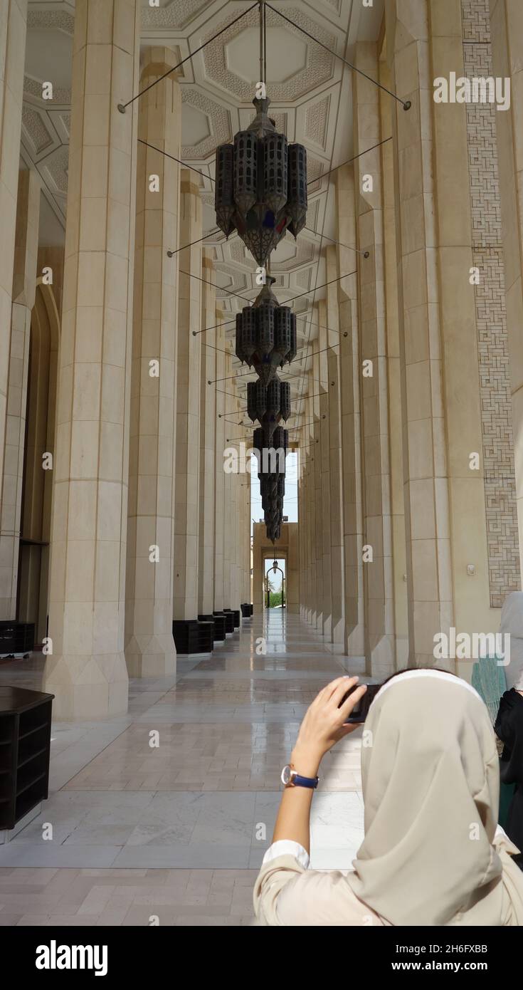 Scattare foto nella Grande Moschea Kuwait City Foto Stock
