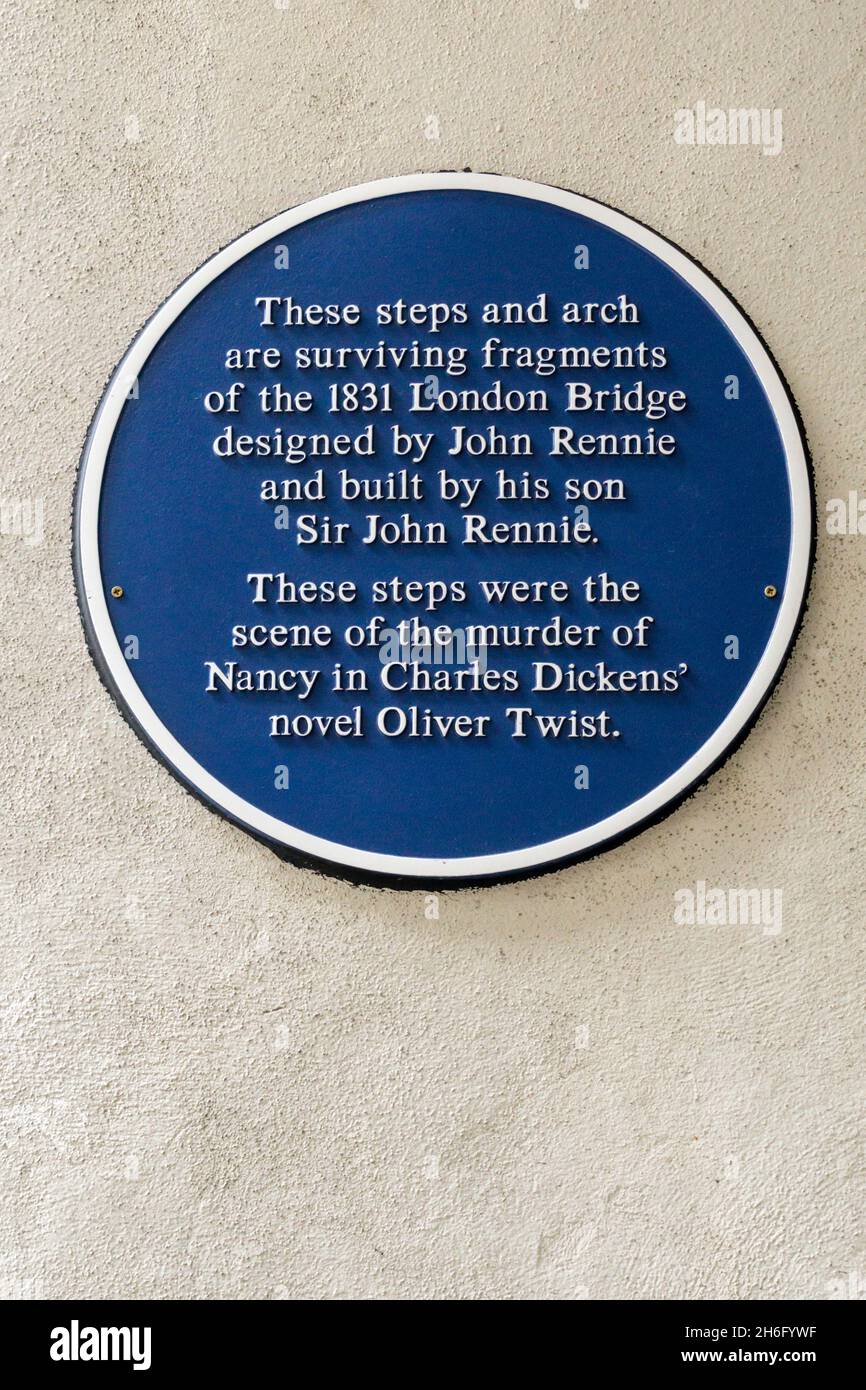 La placca blu sotto il London Bridge commemora il Ponte Vecchio di Londra e afferma che passi adiacenti erano la scena dell'assassinio di Nancy in Oliver Twist. Foto Stock