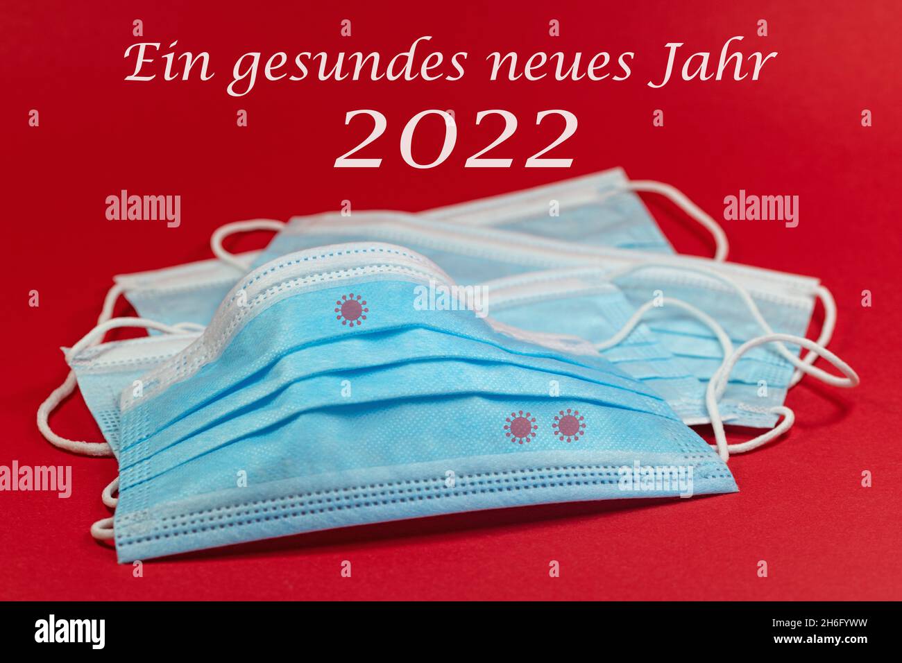 Maschere per bocca e naso e il testo 'Ein gesundes neues Jahr 2022', traduzione 'Happy New Year 2022' Foto Stock