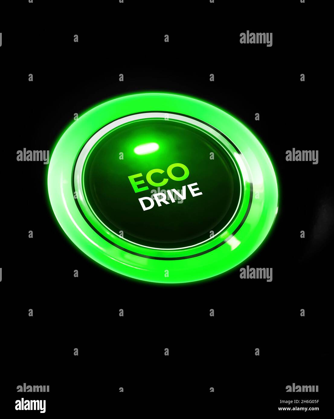 La modalità DI guida ECO è attiva con la spia al neon verde accesa intorno al pulsante. Sfondo del concetto di consumo minimo di carburante Foto Stock