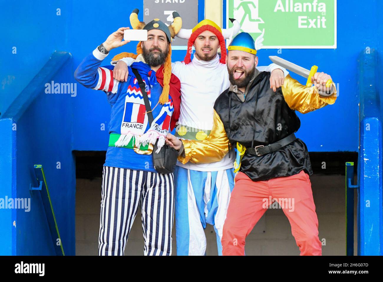 Cardiff, Galles. 23 Febbraio, 2020. I tifosi francesi di rugby prima della partita del Women's Six Nations Championship tra Galles e Francia al Cardiff Arms Park di Cardiff, Galles, Regno Unito, il 23 febbraio 2020. Credit: Duncan Thomas/Majestic Media/Alamy Live News. Foto Stock