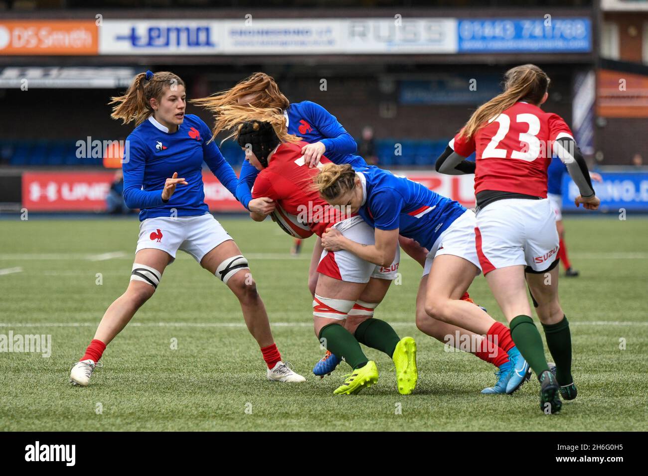Cardiff, Galles. 23 Febbraio, 2020. Bebhan Lewis of Wales è stato affrontato da due giocatori francesi durante la partita del Women's Six Nations Championship tra Galles e Francia al Cardiff Arms Park di Cardiff, Galles, Regno Unito, il 23 febbraio 2020. Credit: Duncan Thomas/Majestic Media/Alamy Live News. Foto Stock