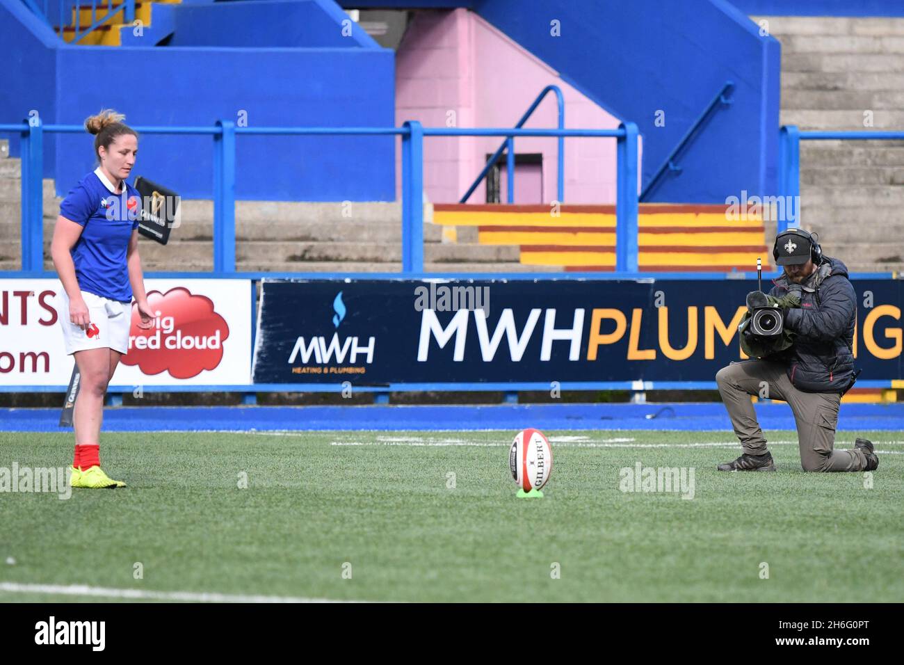 Cardiff, Galles. 23 Febbraio, 2020. Jessy Tremouliere di Francia tenta una conversione durante la partita Women's Six Nations Championship tra Galles e Francia al Cardiff Arms Park di Cardiff, Galles, Regno Unito, il 23 febbraio 2020. Credit: Duncan Thomas/Majestic Media/Alamy Live News. Foto Stock