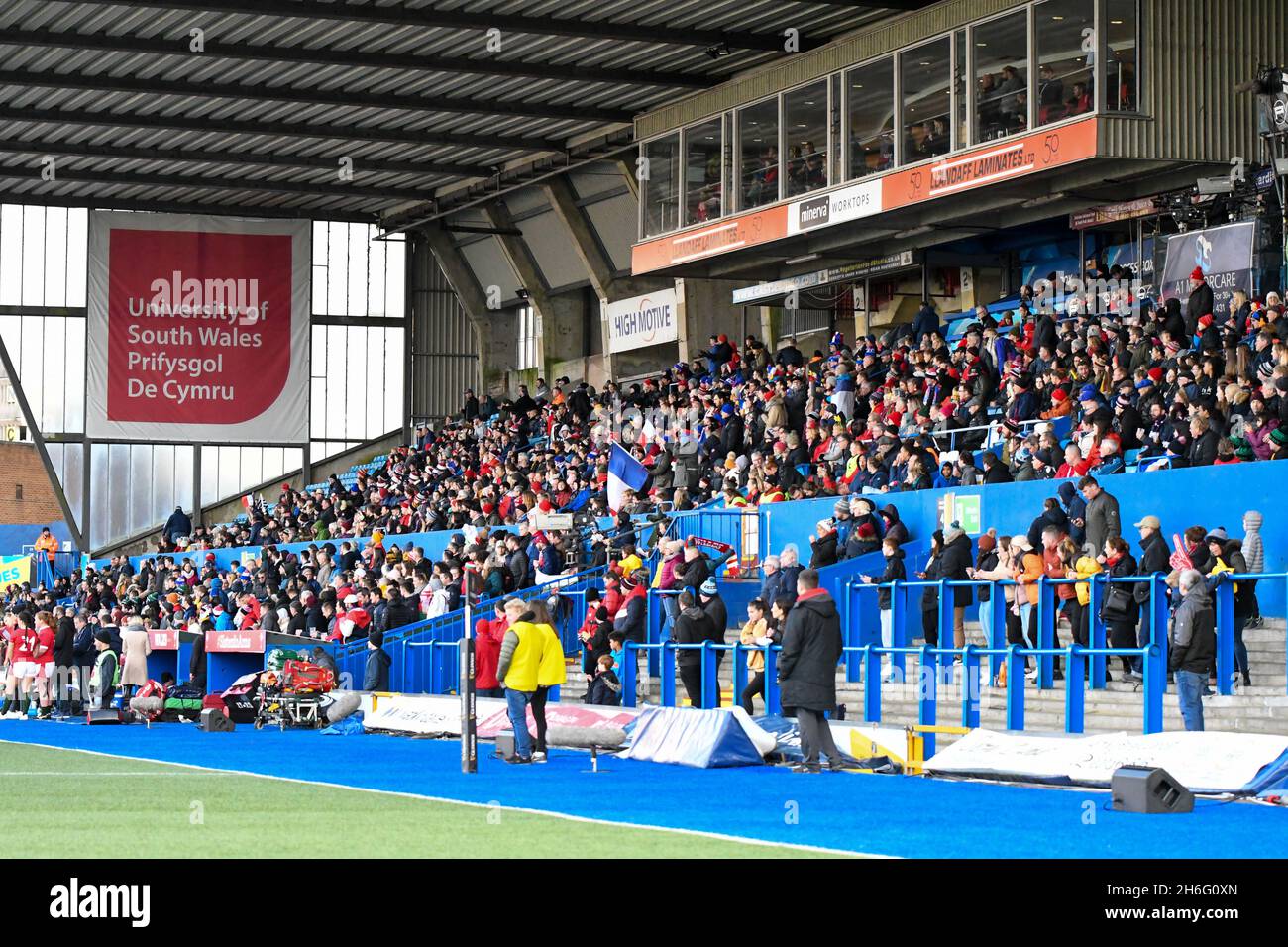 Cardiff, Galles. 23 Febbraio, 2020. I tifosi del Galles e della Francia si sono accalcati durante la partita del Women's Six Nations Championship tra il Galles e la Francia al Cardiff Arms Park di Cardiff, Galles, Regno Unito, il 23 febbraio 2020. Credit: Duncan Thomas/Majestic Media/Alamy Live News. Foto Stock