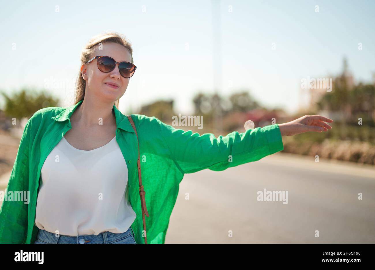 Bella donna attacco-escursioni sulla strada. Foto Stock