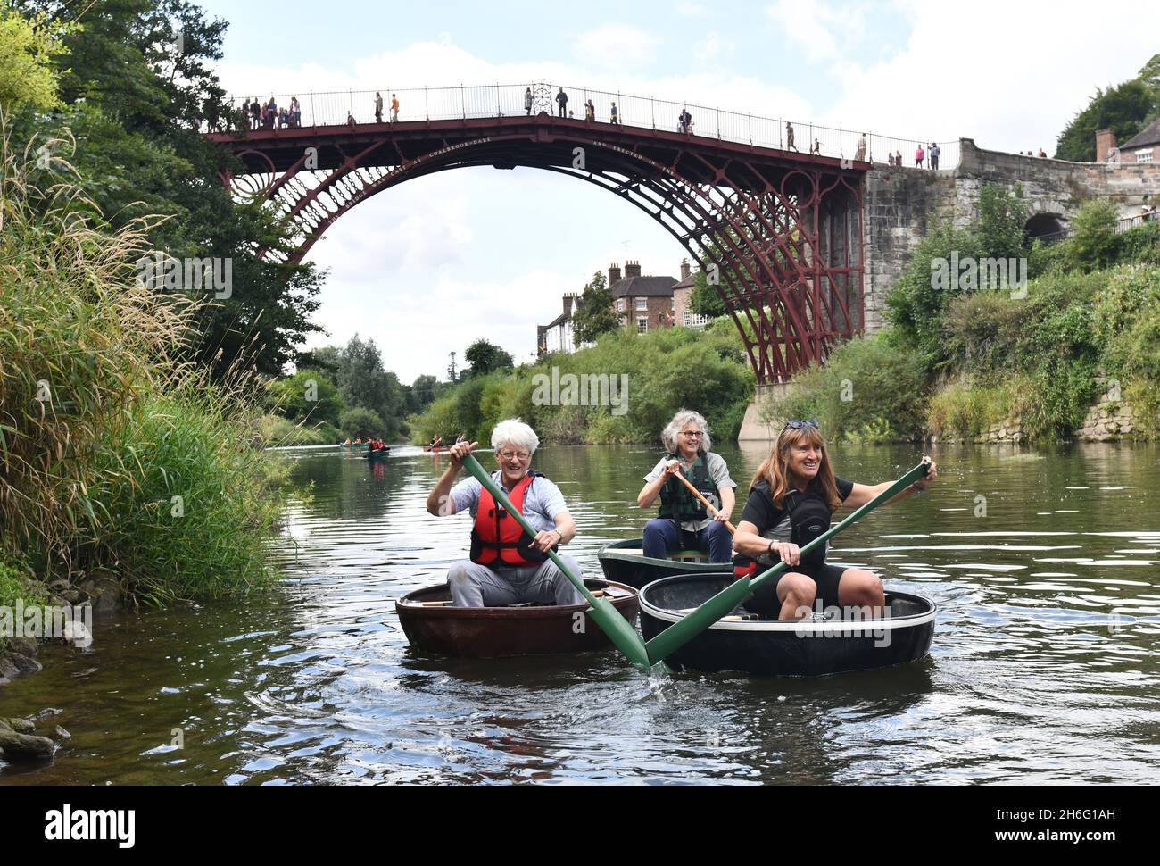 Ironbridge Coracle Trust membri ottenere qualche pratica last minute sul fiume Severn pronto per la Bank Holiday Coracle Regatta. Dopo un'assenza di Foto Stock