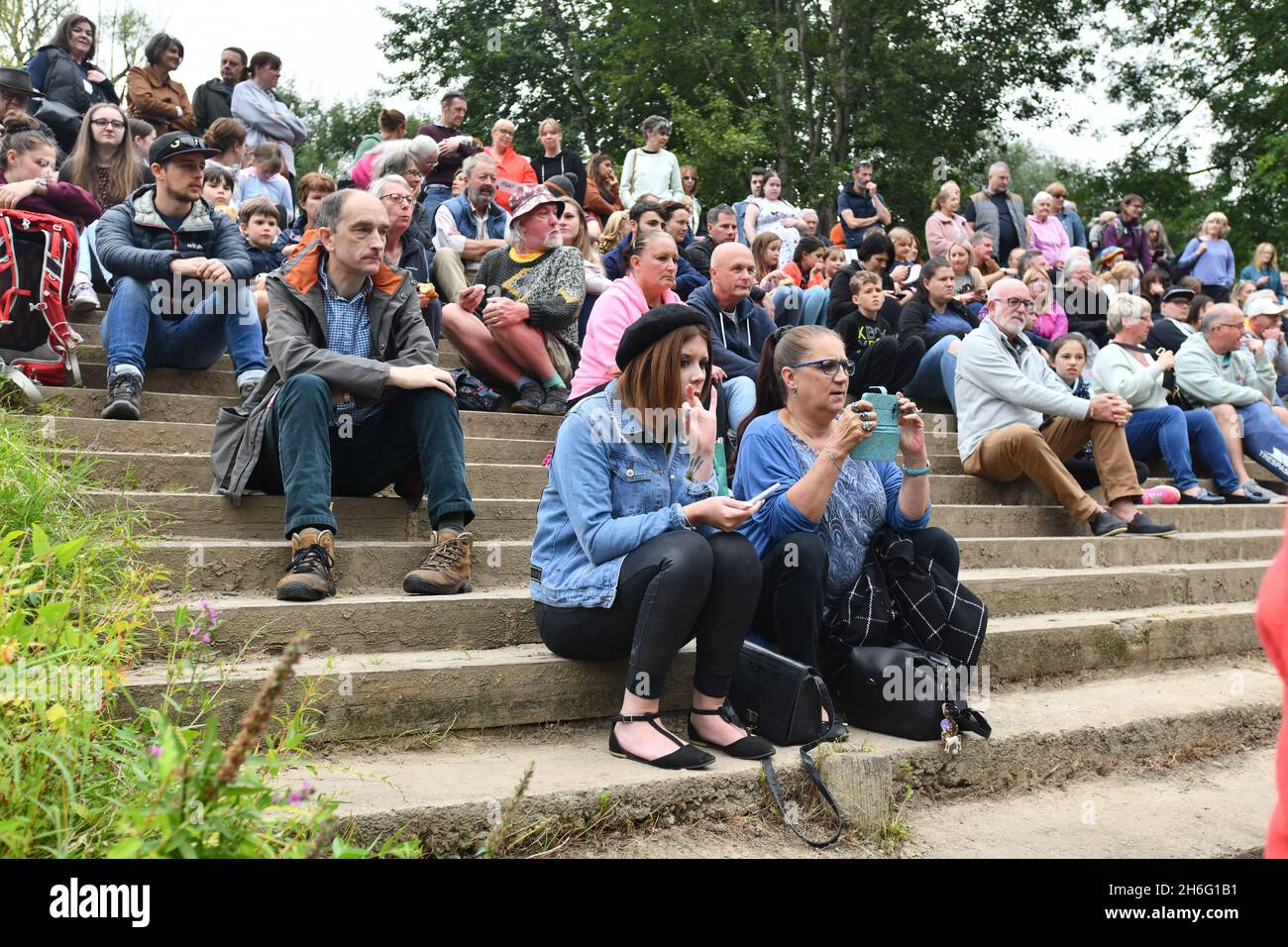 Folla di persone che guardano Ironbridge Coracle Regatta. Agosto 2021 Foto Stock