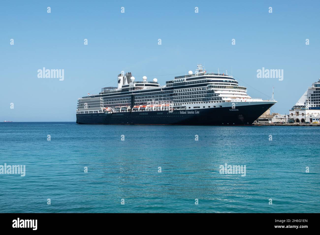 RODI, GRECIA - 20 SETTEMBRE 2021: Nave da crociera Eurodam of Holland America linea ancorata al molo del porto di crociera di Rodi Island in Grecia. Foto Stock