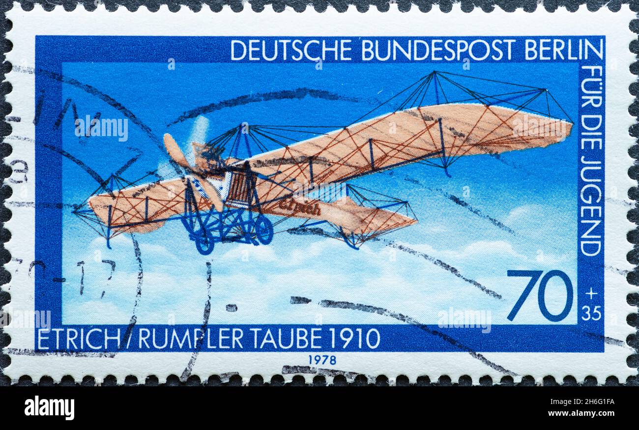 GERMANIA, Berlino - CIRCA 1978: Un francobollo dalla Germania, Berlino che mostra un aereo a motore storico con un propulsore testo: Etrich Rumpler Taube 1910 Foto Stock