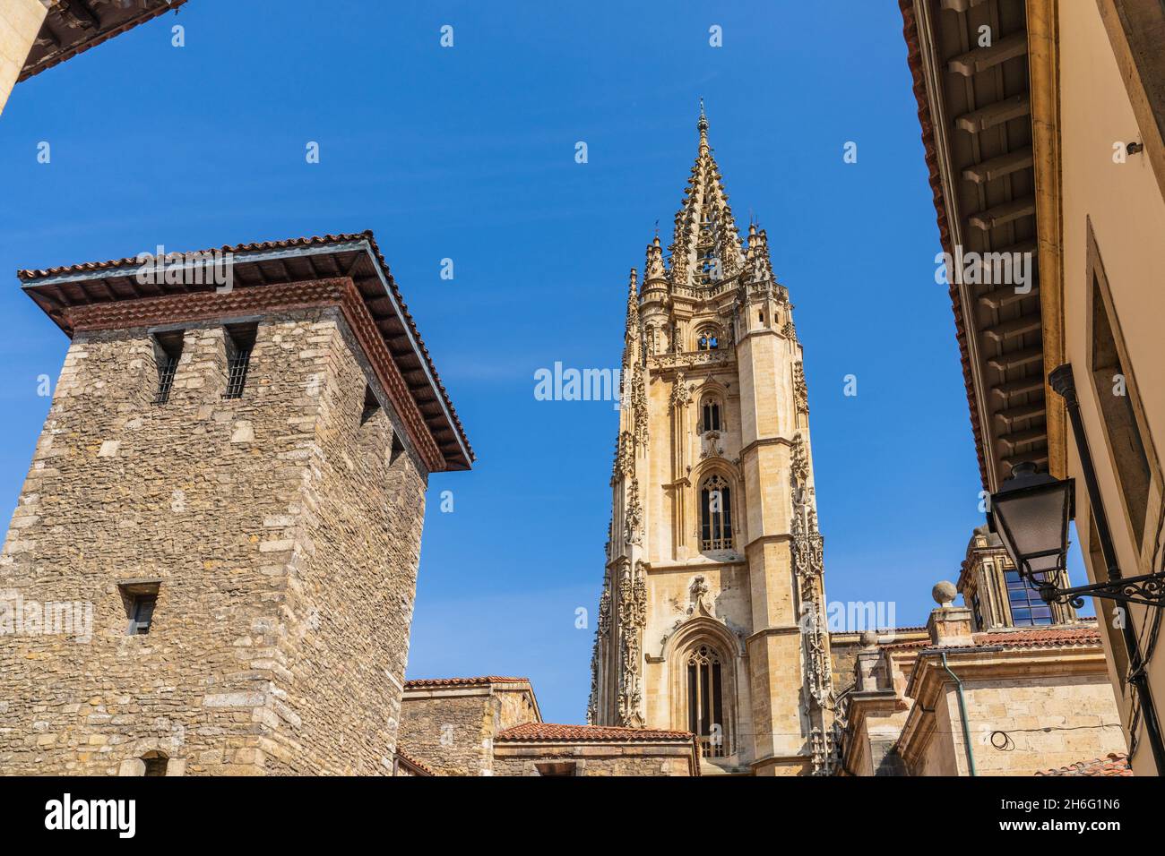 Vista della torre della Cattedrale di Oviedo, Uvieu, nelle Asturie. Foto Stock