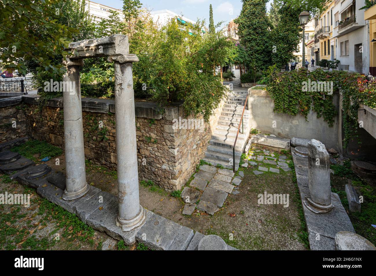 Atene, Grecia. Novembre 2021. Colonne e reperti archeologici nel centro della città Foto Stock