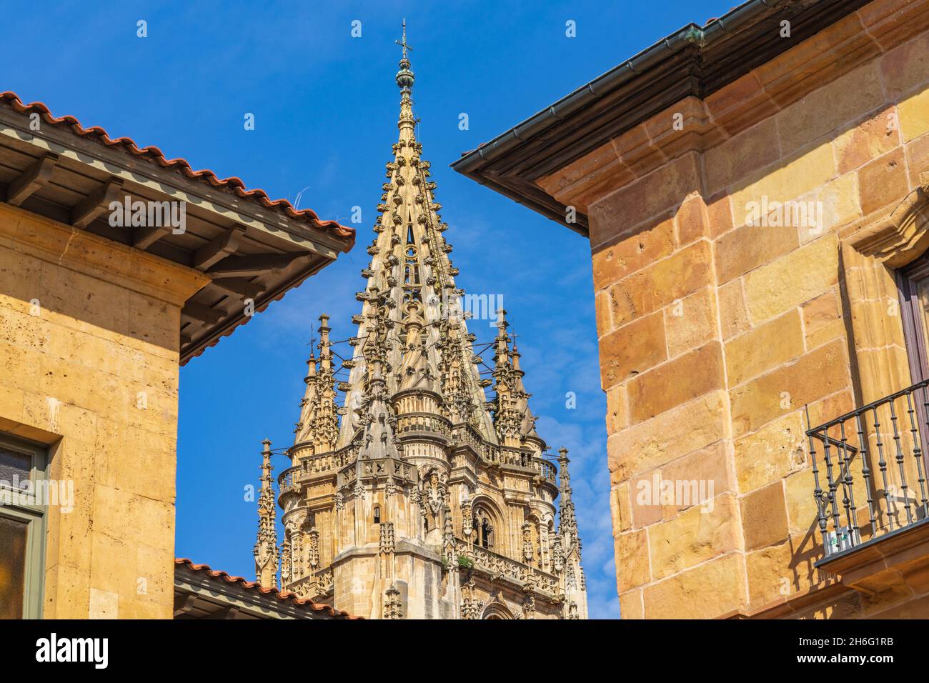 Vista della torre della Cattedrale di Oviedo, Uvieu, nelle Asturie. Foto Stock