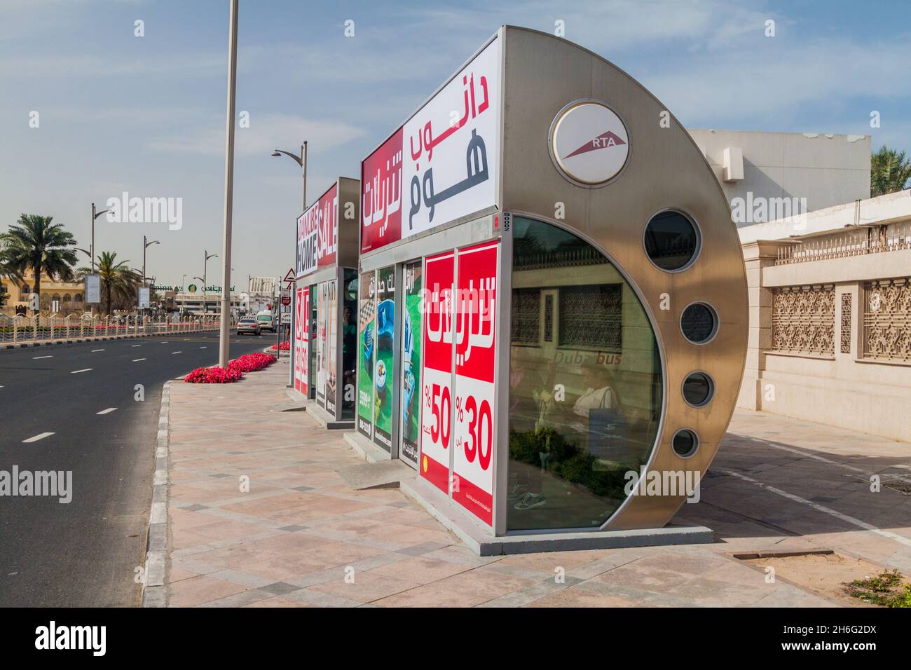 DUBAI, Emirati Arabi Uniti - 12 MARZO 2017: Fermata dell'autobus con aria condizionata a Dubai, Emirati Arabi Uniti Foto Stock