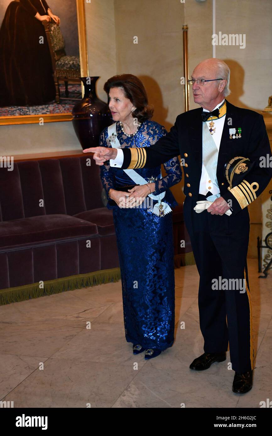 Re Carl Gustaf e la regina Silvia arrivano al 250° anniversario della Royal Society of Naval Sciences al Grand Hotel di Stoccolma, Svezia, 15 novembre 2021. Foto: Henrik Montgomery / TT Kod 10060 Foto Stock