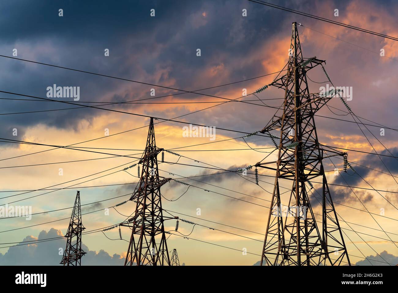 Linee elettriche contro il cielo drammatico. Trasporto di energia e mancanza di concetto di energia Foto Stock