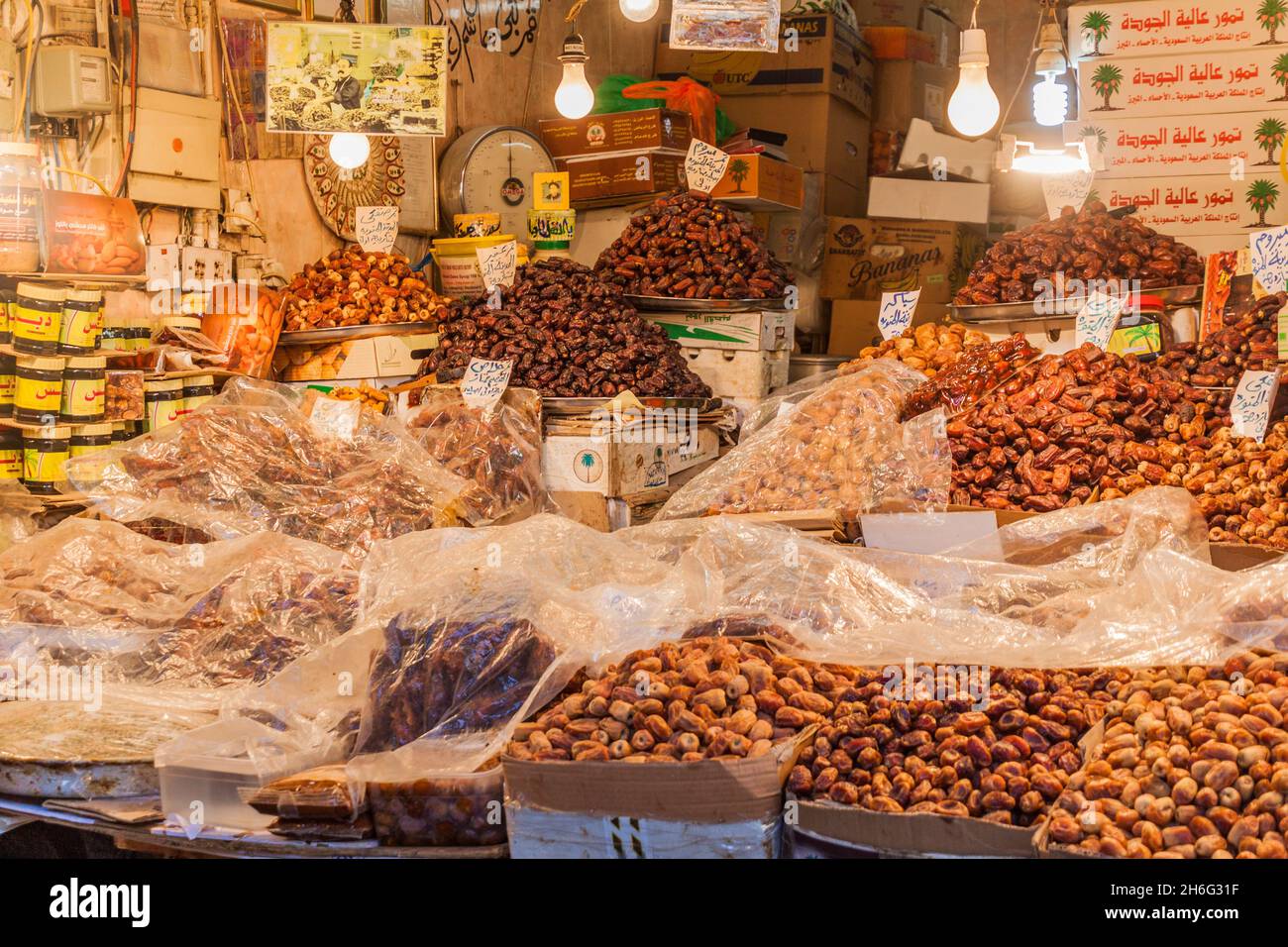 KUWAIT CITY, KUWAIT - 17 MARZO 2017: Data di stallo al mercato Souq nella città di Kuwait. Foto Stock