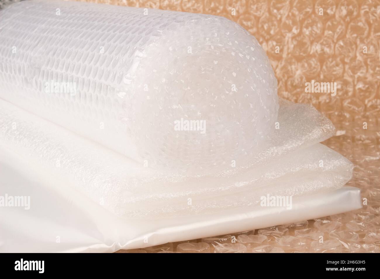 Diversi tipi di materiali di confezionamento in plastica - fogli di  polietilene espanso, rotoli a bolle d'