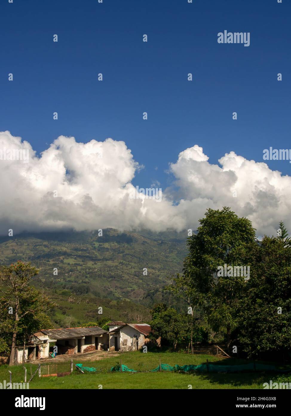 Un sito di costruzione casa in un campo vicino alla città di Chinavita nella Colombia centrale. Foto Stock