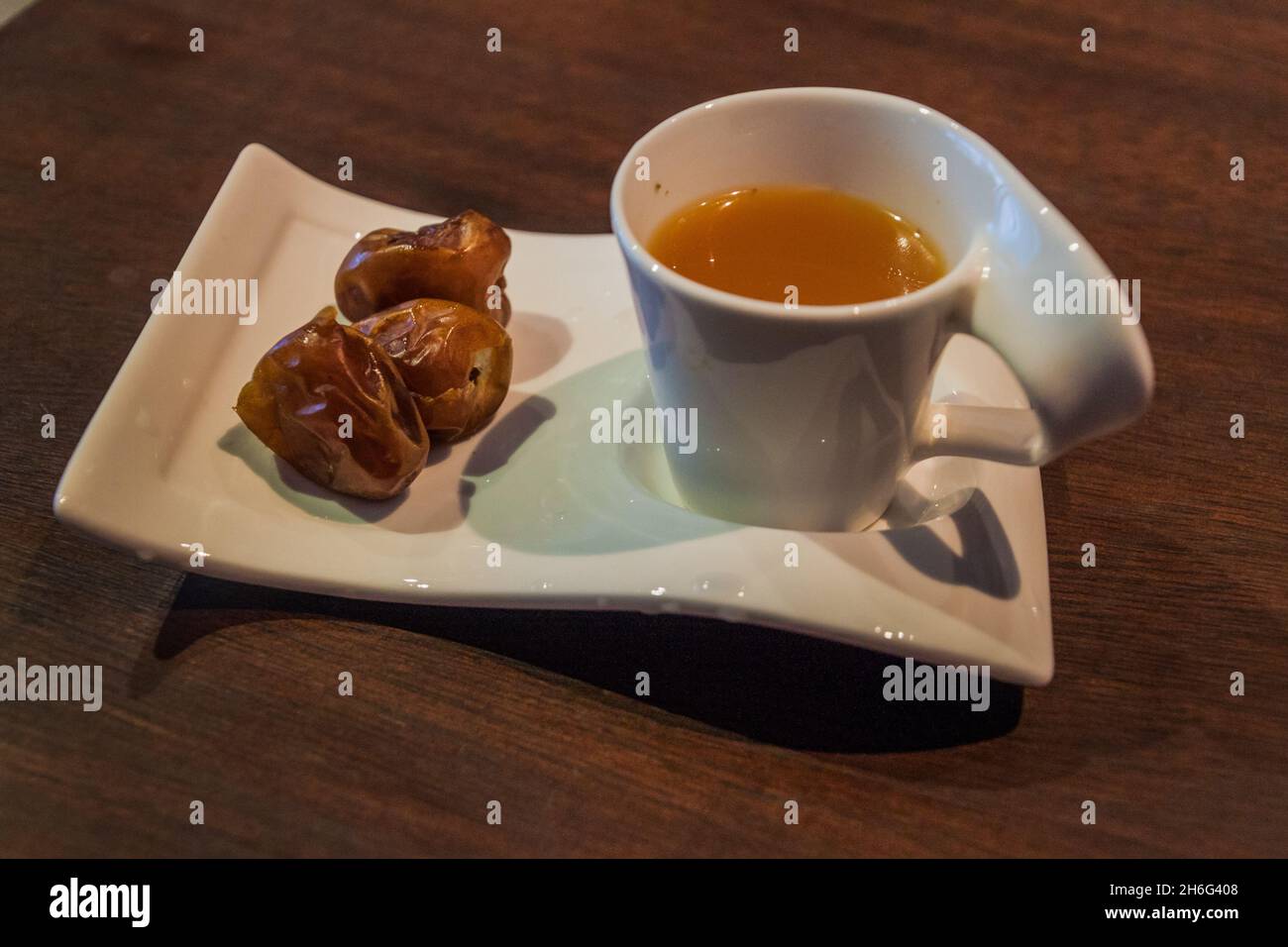 Tazza di caffè arabico e datteri Foto Stock