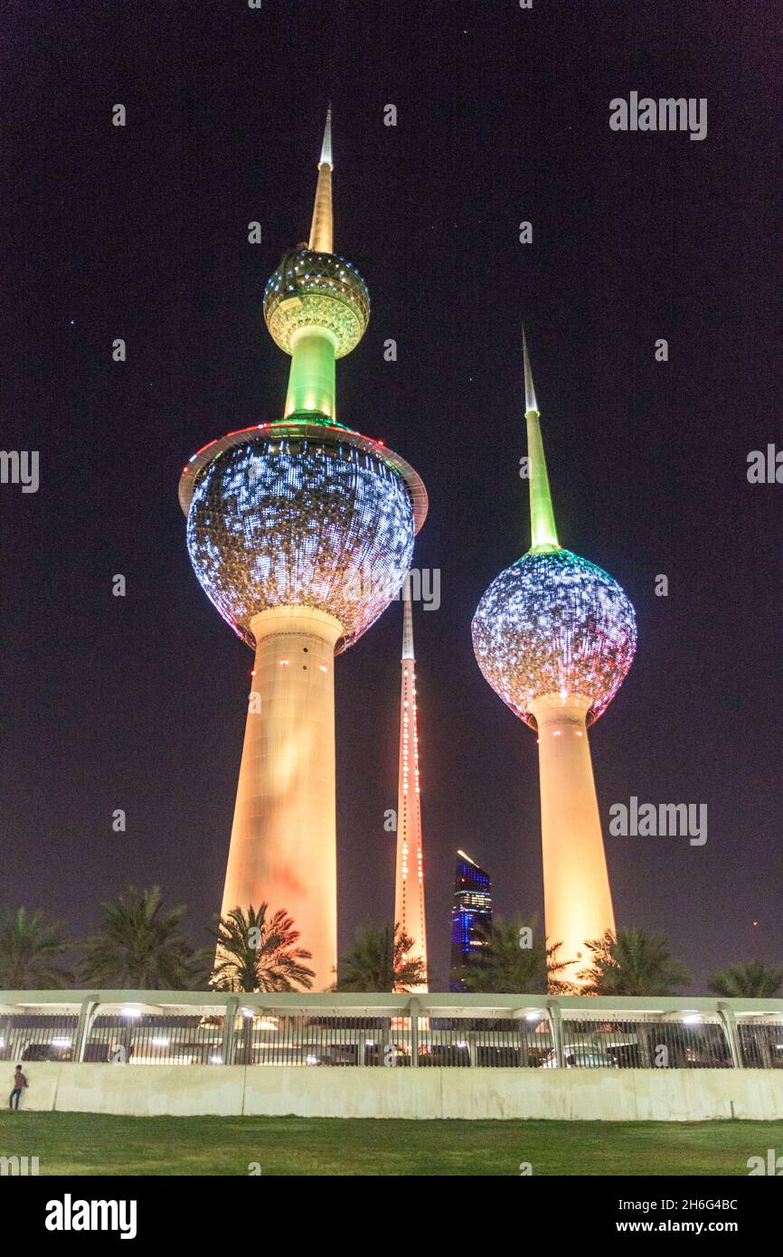 Vista notturna delle Kuwait Towers Foto Stock