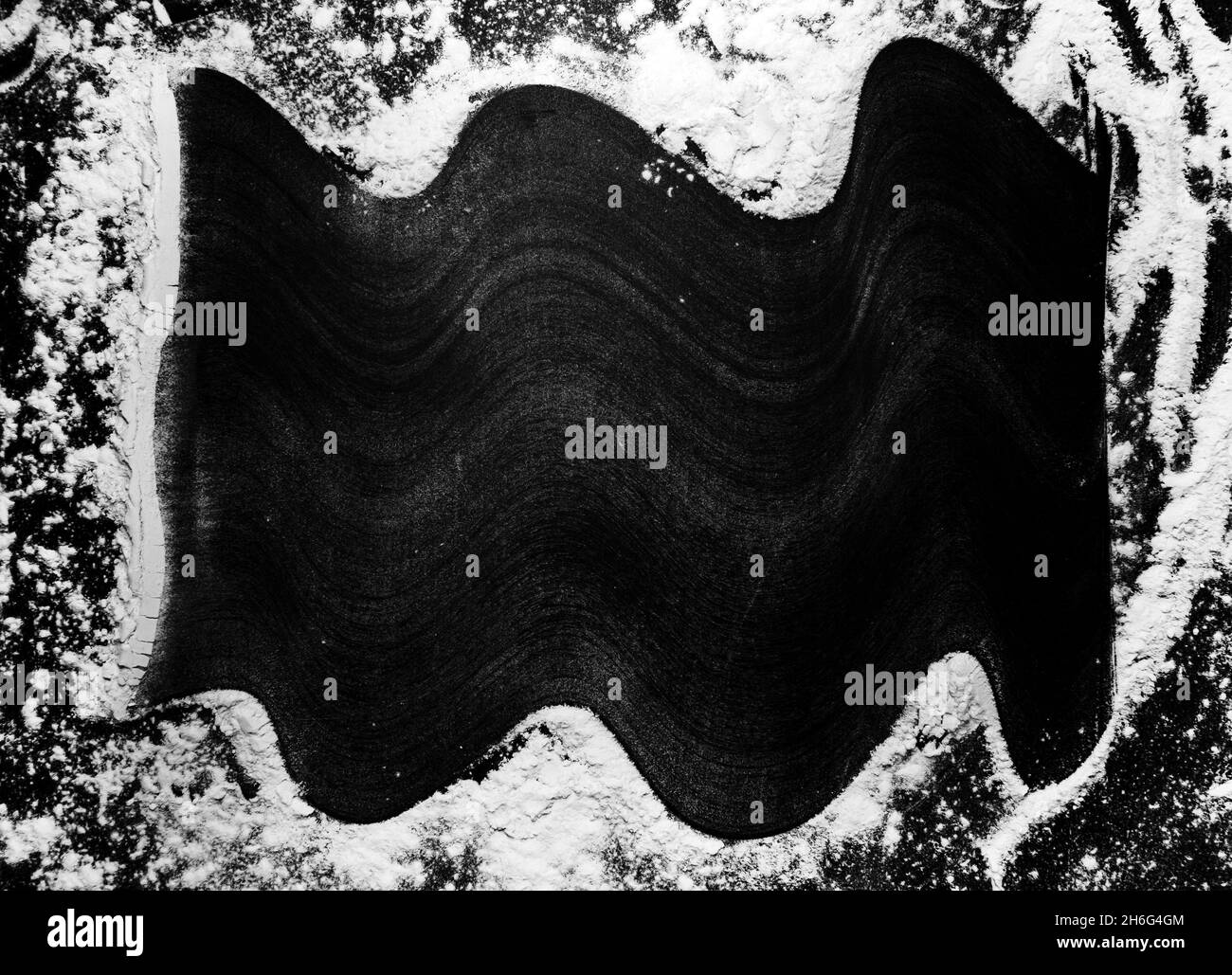 Sfondo di farina o polvere su sfondo nero con linee e strisce astratte stravaganti Foto Stock