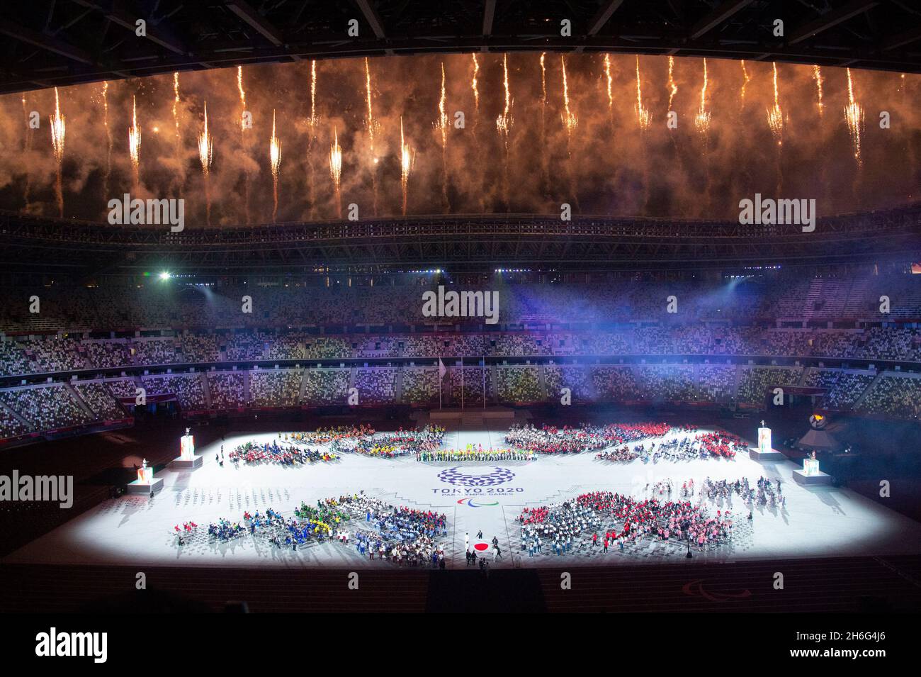 Fuochi d'artificio alla cerimonia di chiusura dei Giochi Paralimpici di Tokyo 2020 nello Stadio Olimpico, Tokyo Giappone Foto Stock