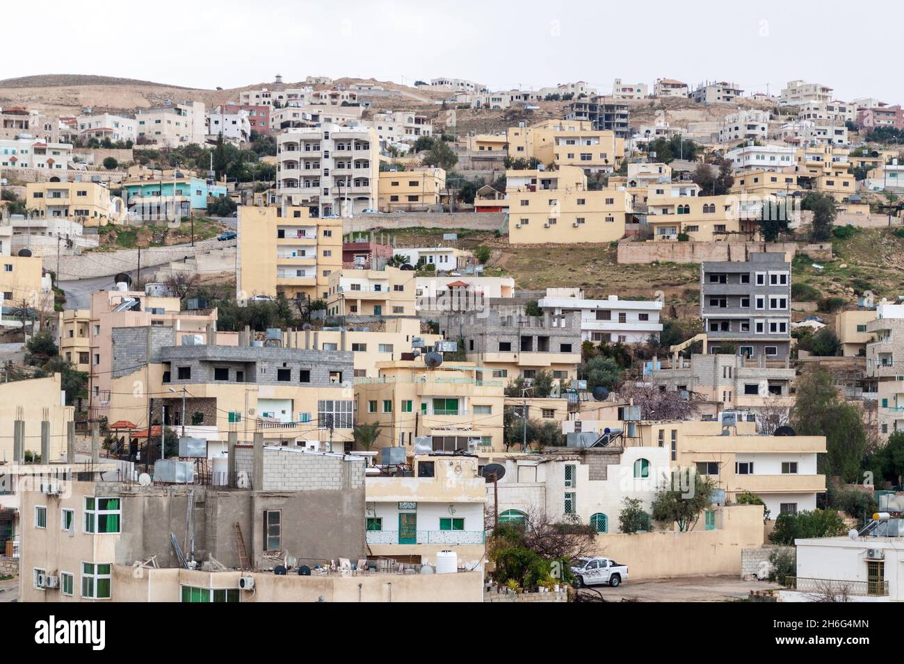 Edifici di Wadi Musa, città situata vicino al sito archeologico Petra, Giordania Foto Stock