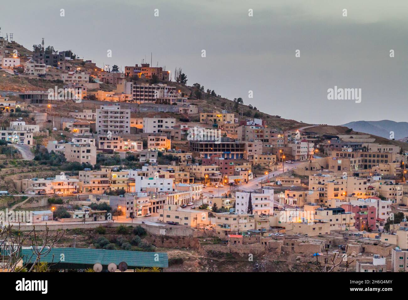 Serata a Wadi Musa, città situata vicino al sito archeologico Petra, Giordania Foto Stock