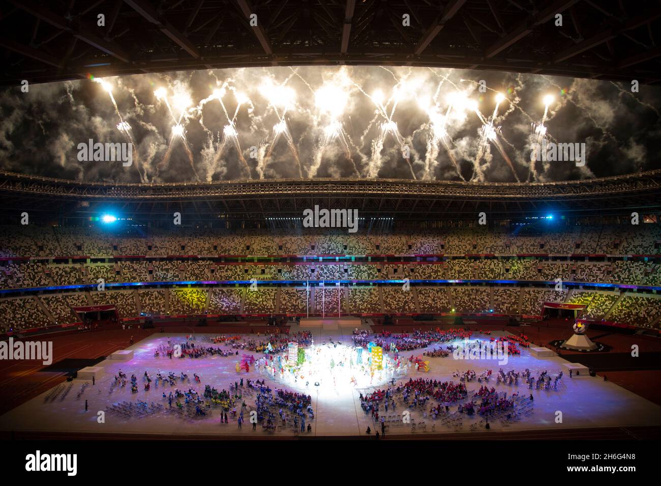 Fuochi d'artificio alla cerimonia di chiusura dei Giochi Paralimpici di Tokyo 2020 nello Stadio Olimpico, Tokyo Giappone Foto Stock